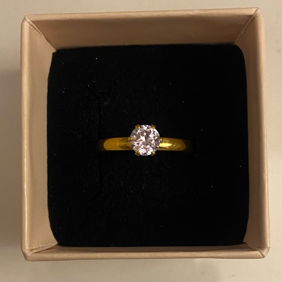 18k Gold Plated Simple Zirconia Ring - Picture 2 of 3